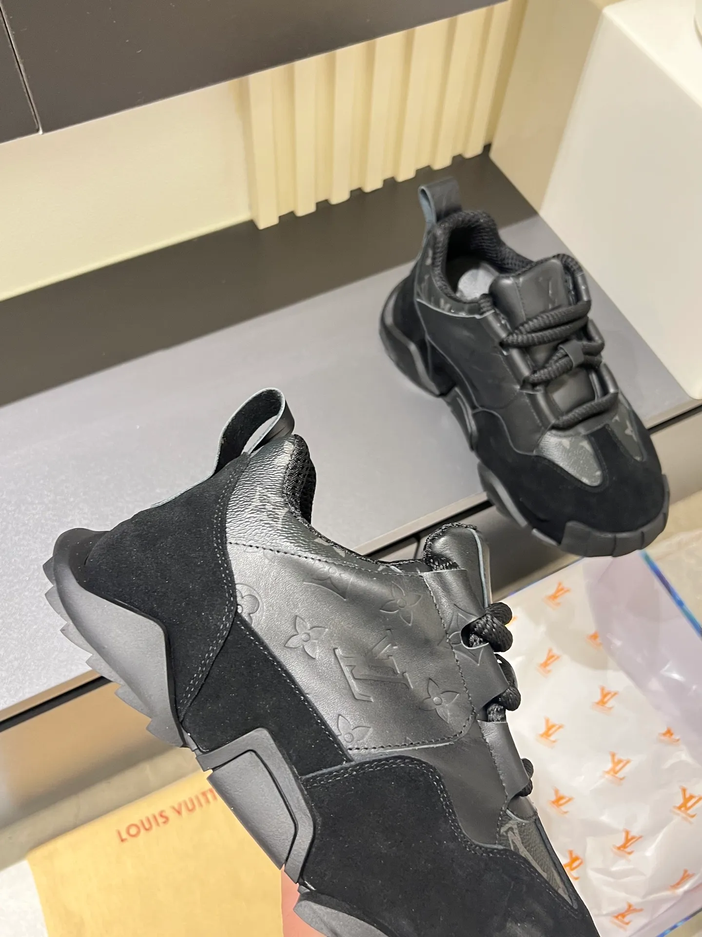p600 "LOUI* VUITTO*" popular men's casual shoes, genuine development in Italy 💯Purchasing level quality ✔️The upper is made of first-layer cowhide, comfortable and soft sheepskin feet ⚡️ Fashionable and versatile, the toe last shape is firm and full, the soles are made from original LV molds and can be freely entered and exited the counter. Light and comfortable on the feet~Purely handmade, details determine quality! Size:39-44!